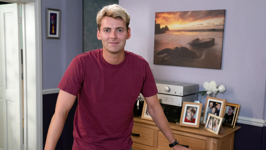EastEnders 39 Peter Beale To Return To Walford Alongside Cindy And Ian 