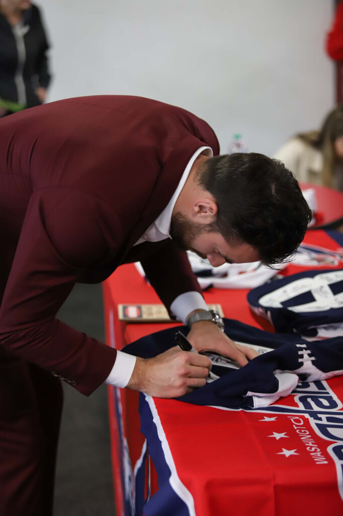File tom wilson signing jerseys pet calendar aland 2443